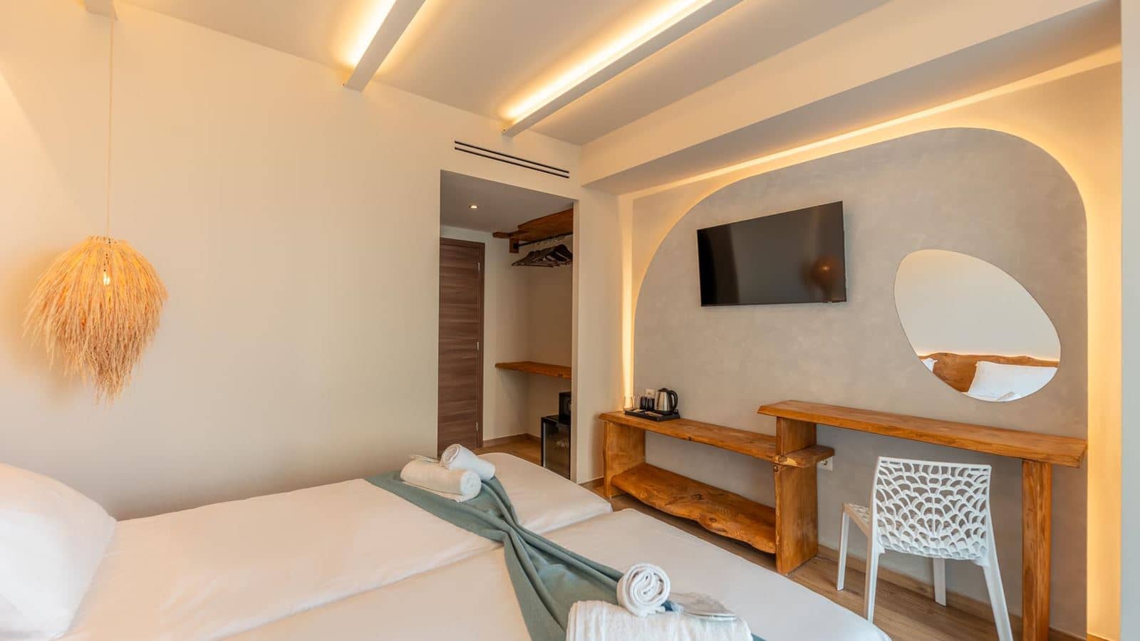 rooms-deluxe-pool-view-room