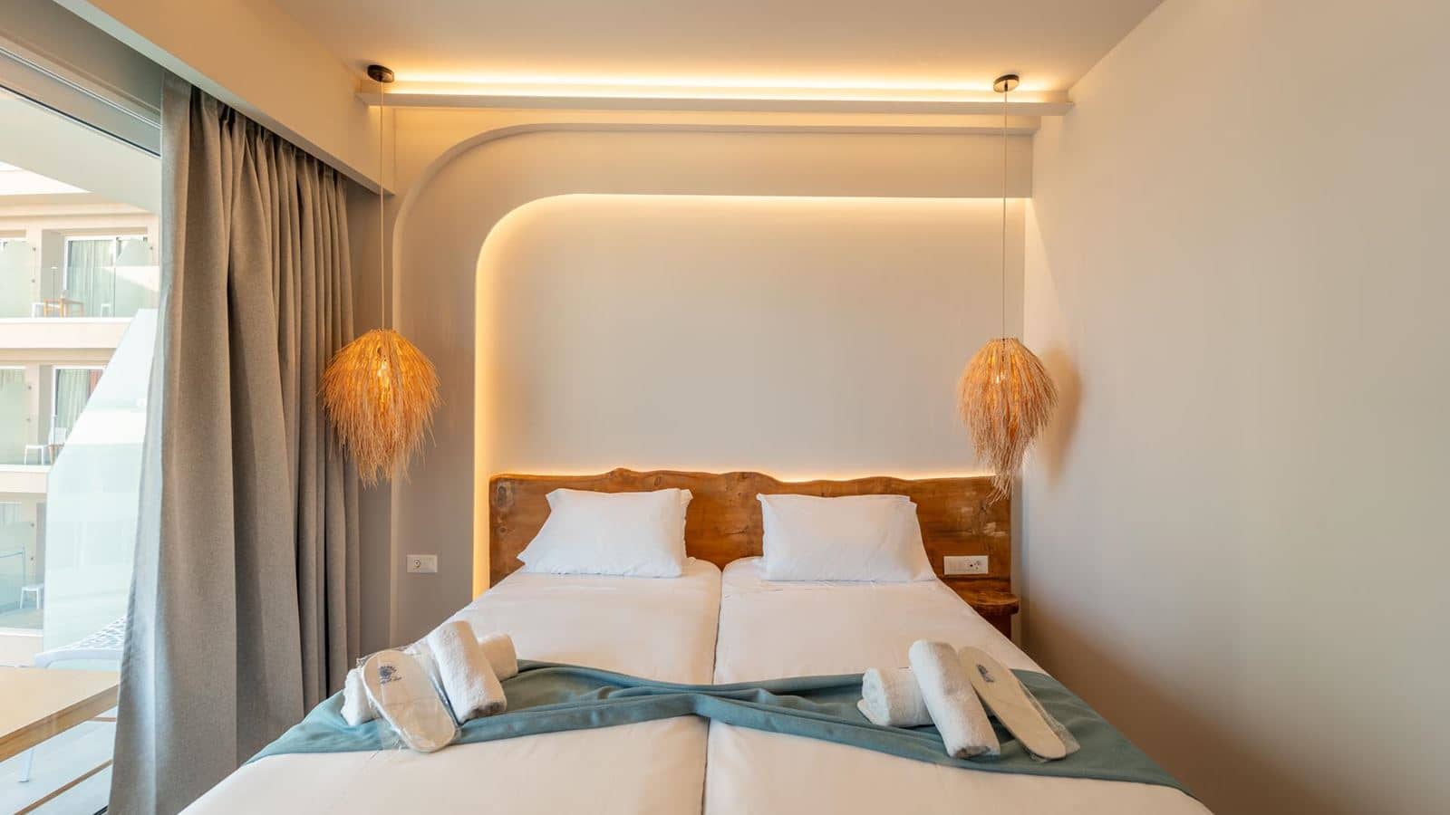 rooms-deluxe-pool-view-room