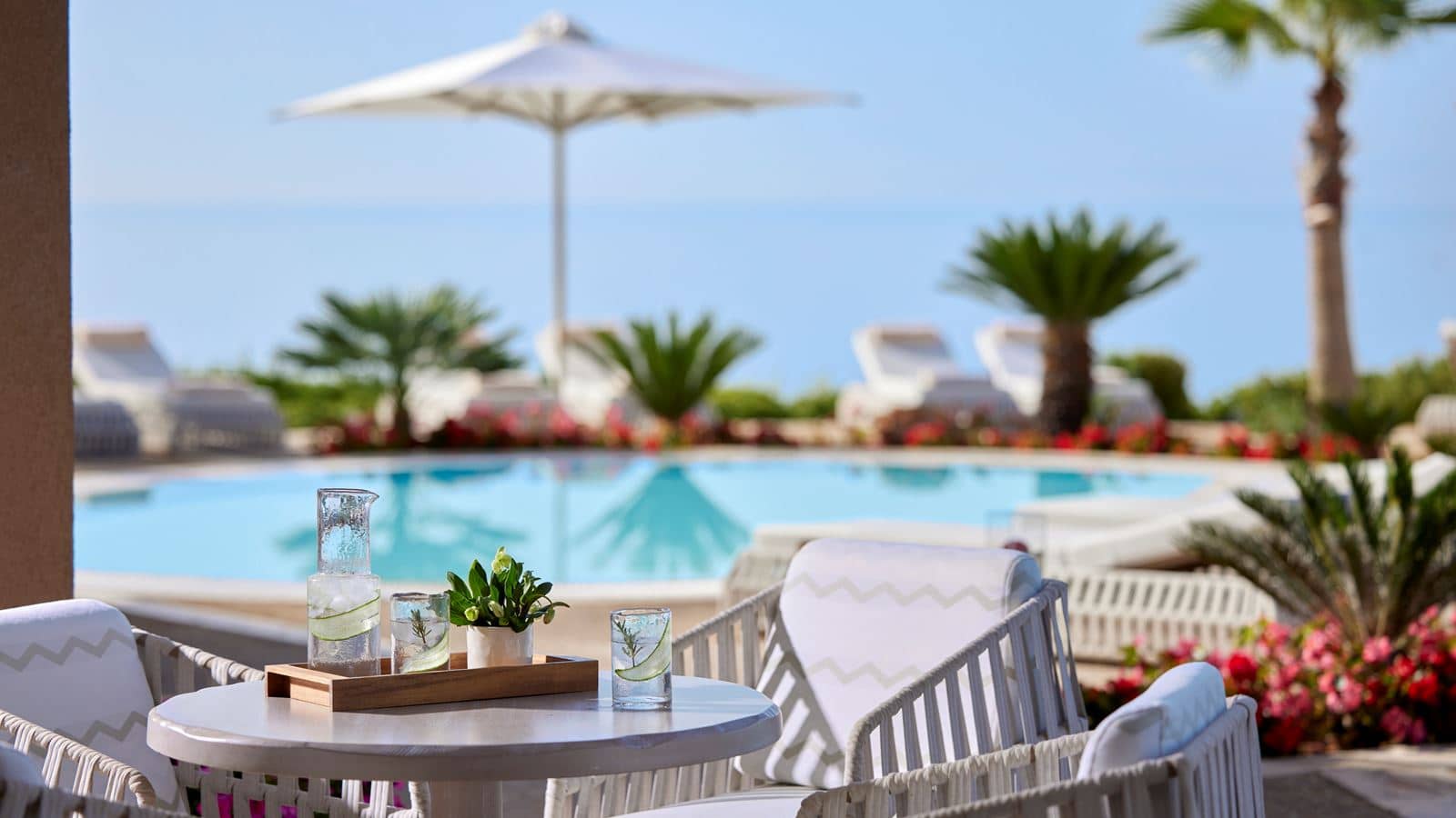 bars-deluxe-pool-bar