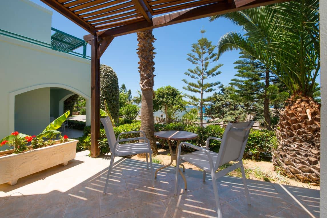 rooms-room-family-garden-view
