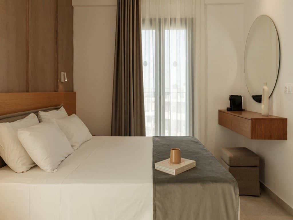 rooms-deluxe-pool-front