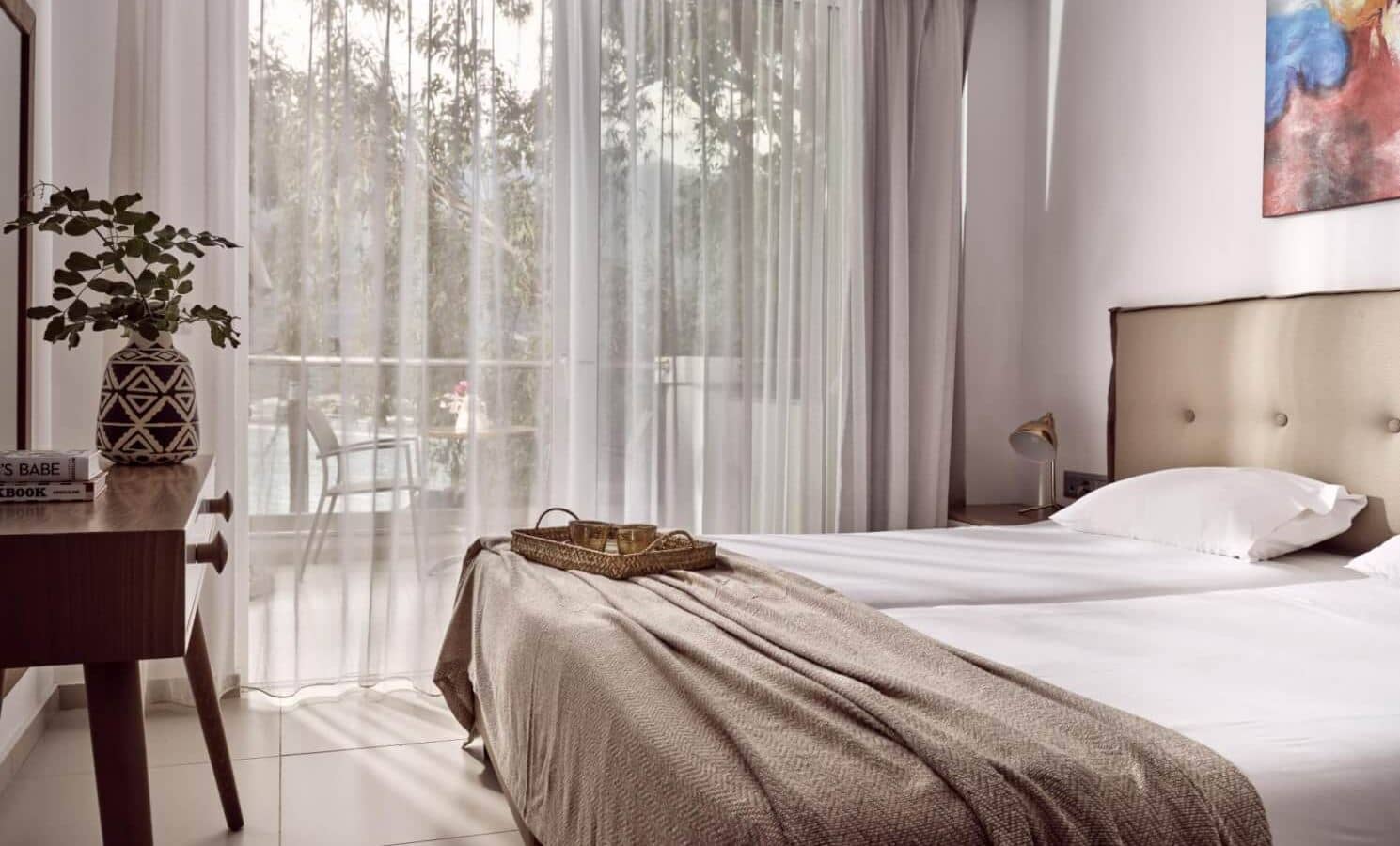 rooms-apartment-deluxe-sea-view-balcony-or-terrace