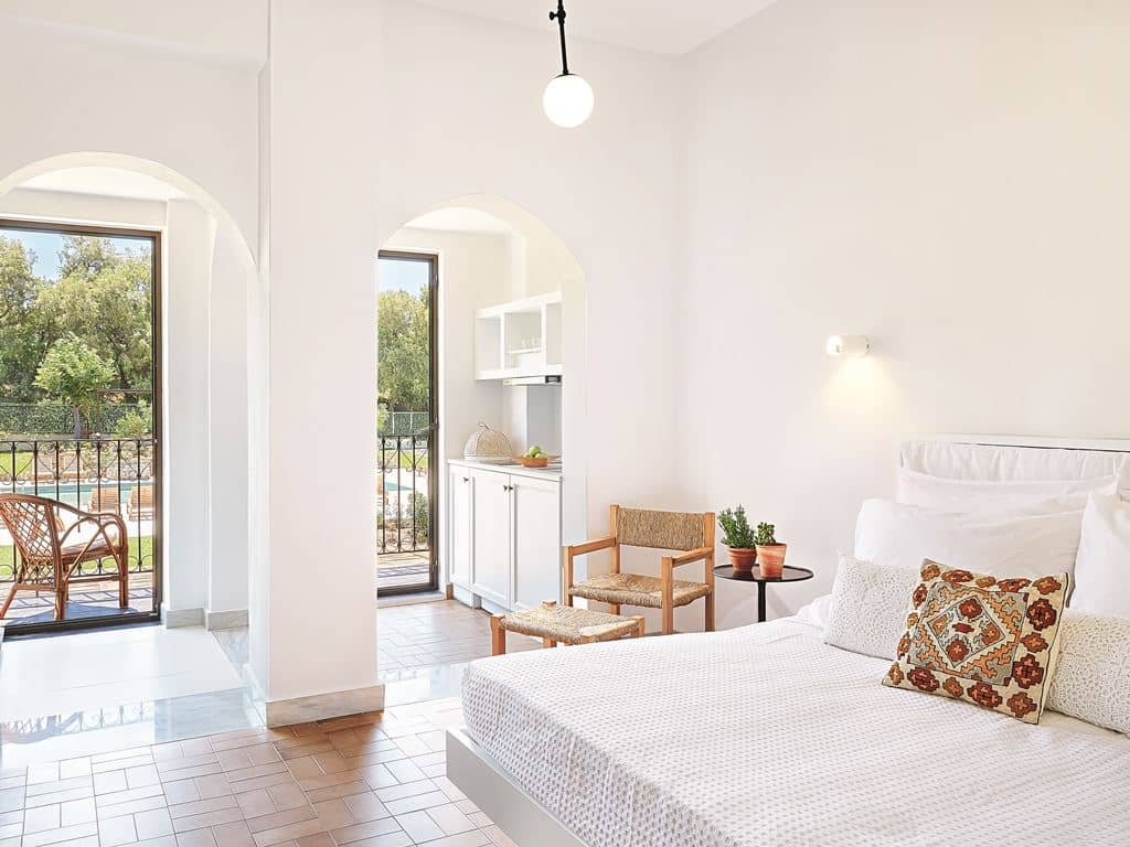 rooms-deluxe-guest-room-pool-view-or-garden-view
