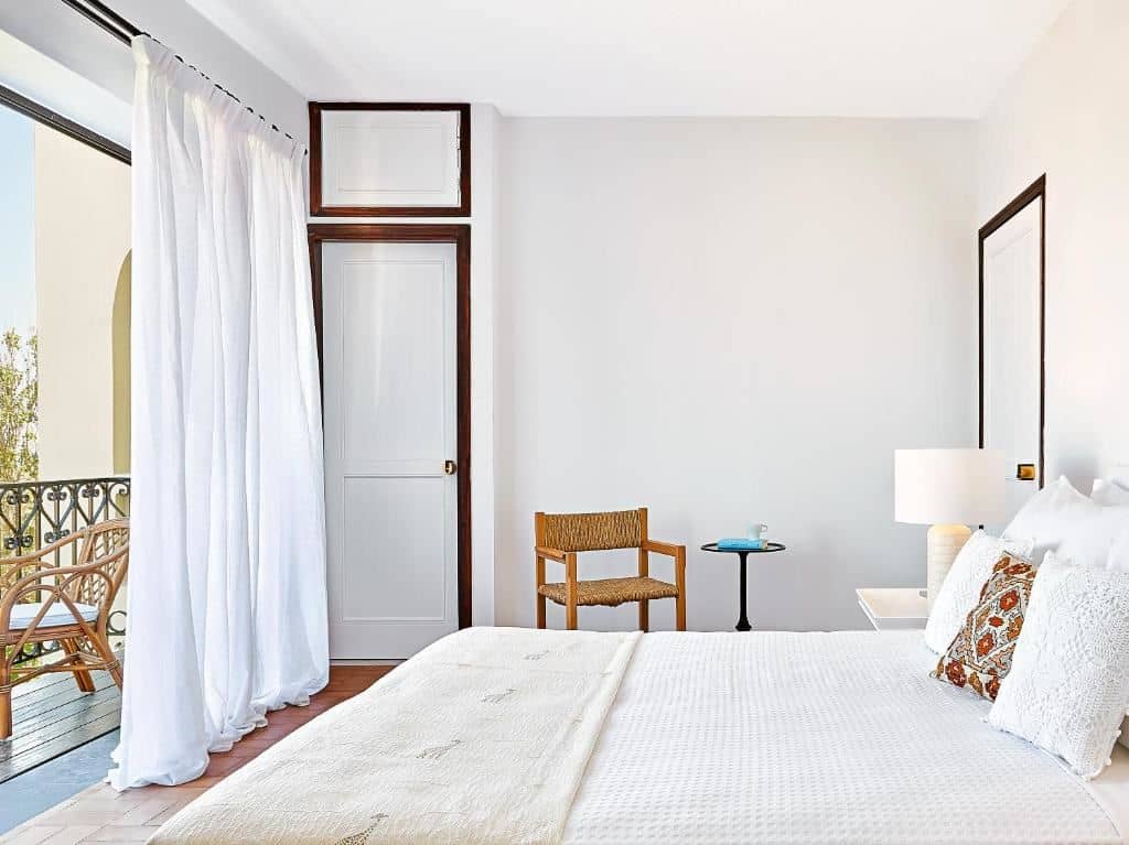 rooms-deluxe-guest-room-pool-view-or-garden-view