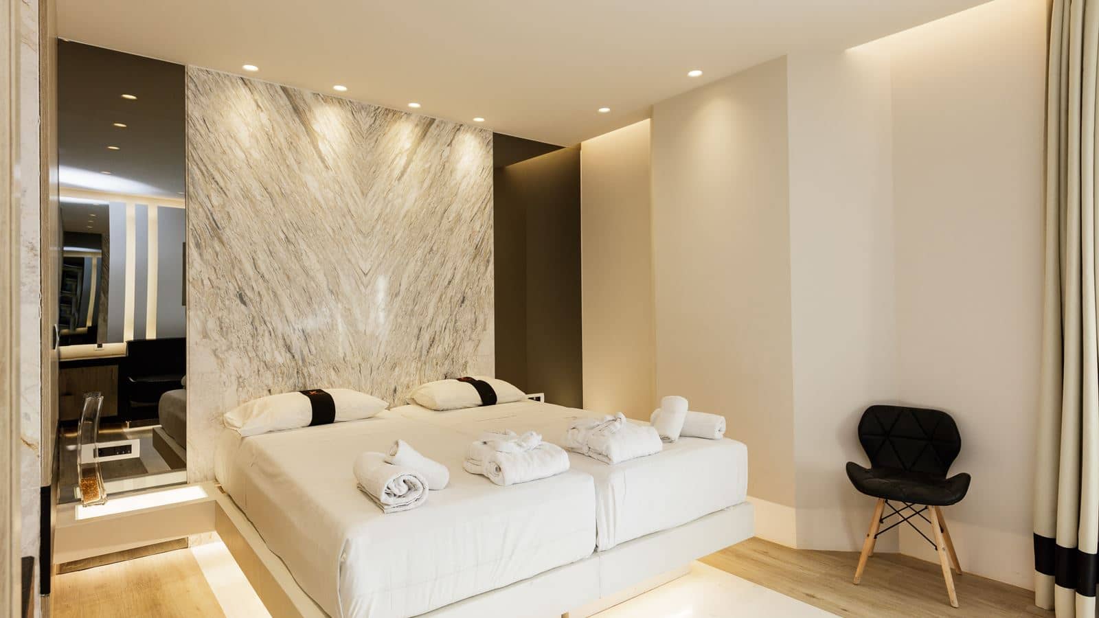 rooms-junior-suite-sideseaview-balcony
