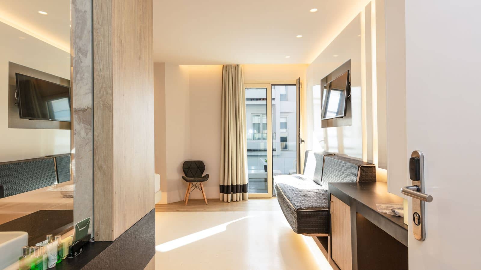 rooms-junior-suite-sideseaview-balcony