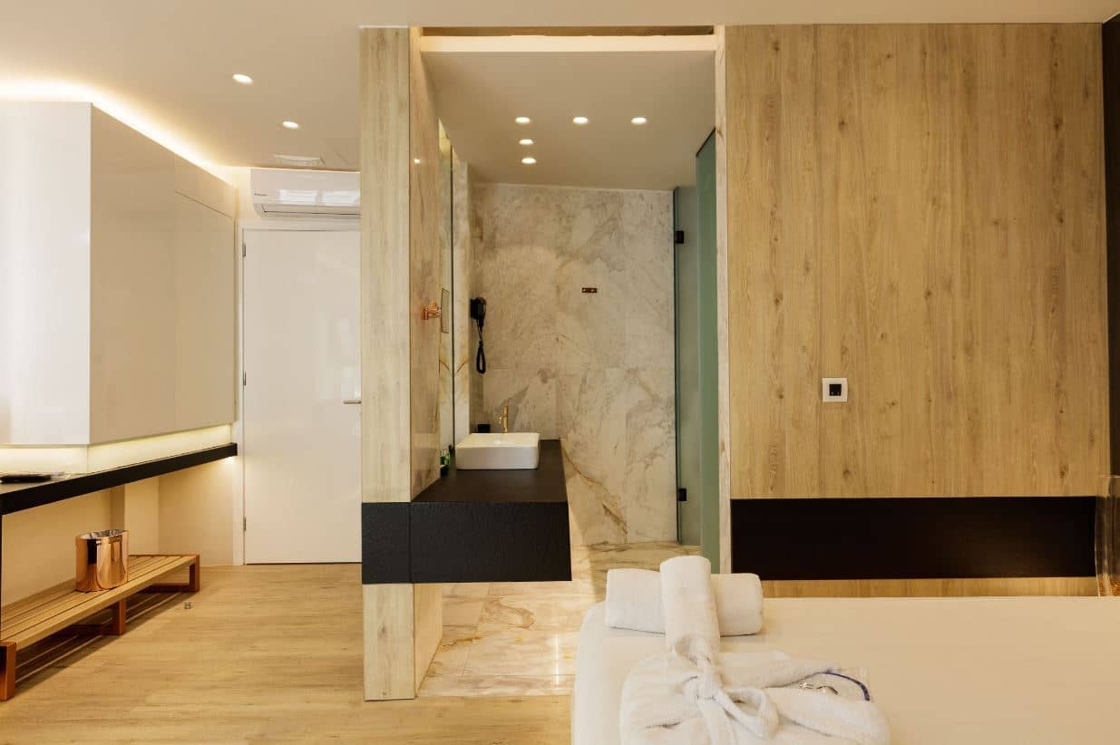 rooms-junior-suite-sideseaview-balcony-single-use