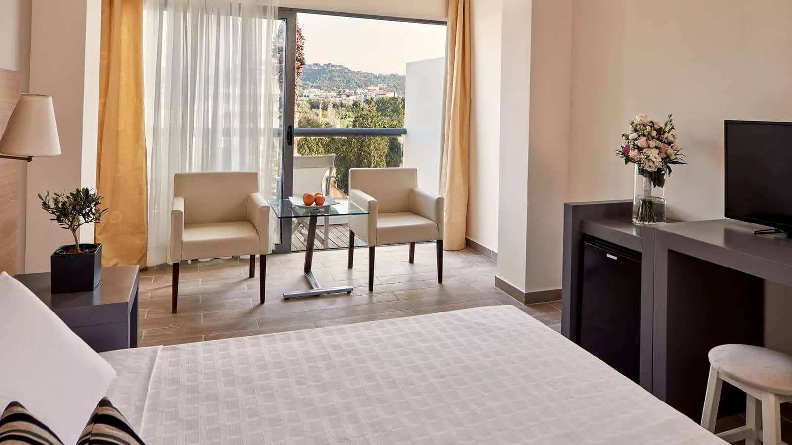 rooms-singleuse-gardenview-balcony