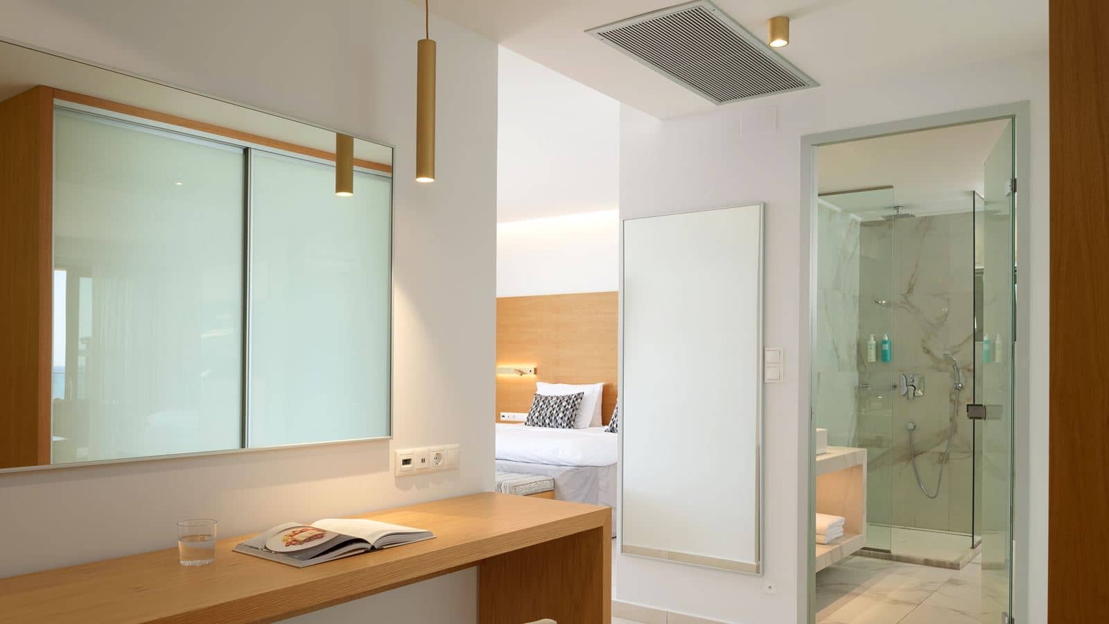 rooms-white-pearl-beachfront-suite-front-sea-view
