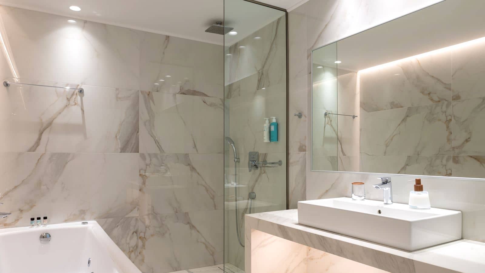 rooms-white-pearl-beachfront-suite-front-sea-view