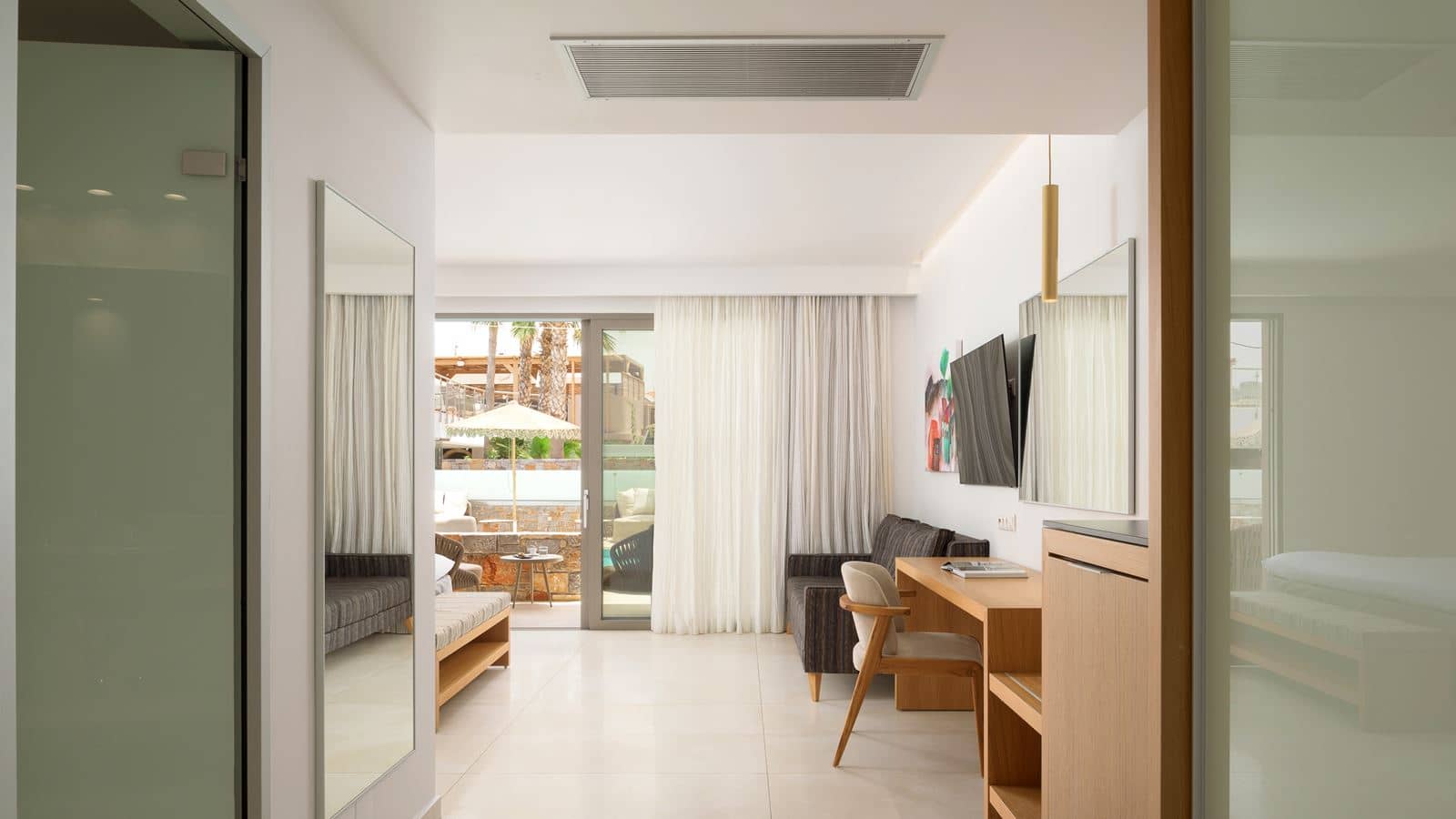 rooms-white-deluxe-suite-swimup