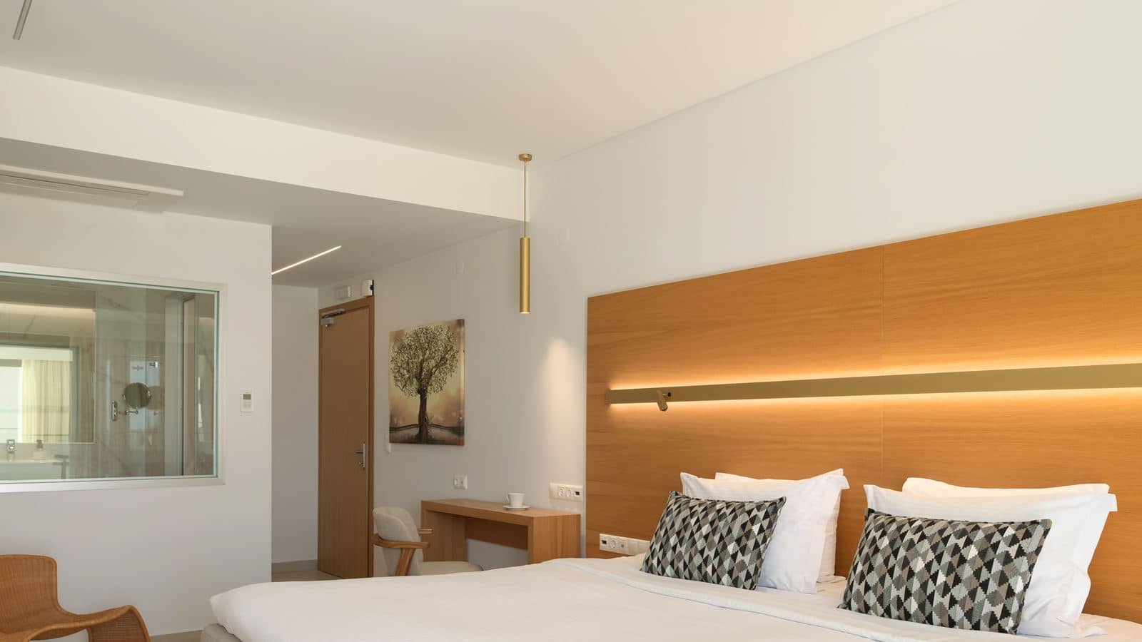 rooms-white-deluxe-suite-sea-view