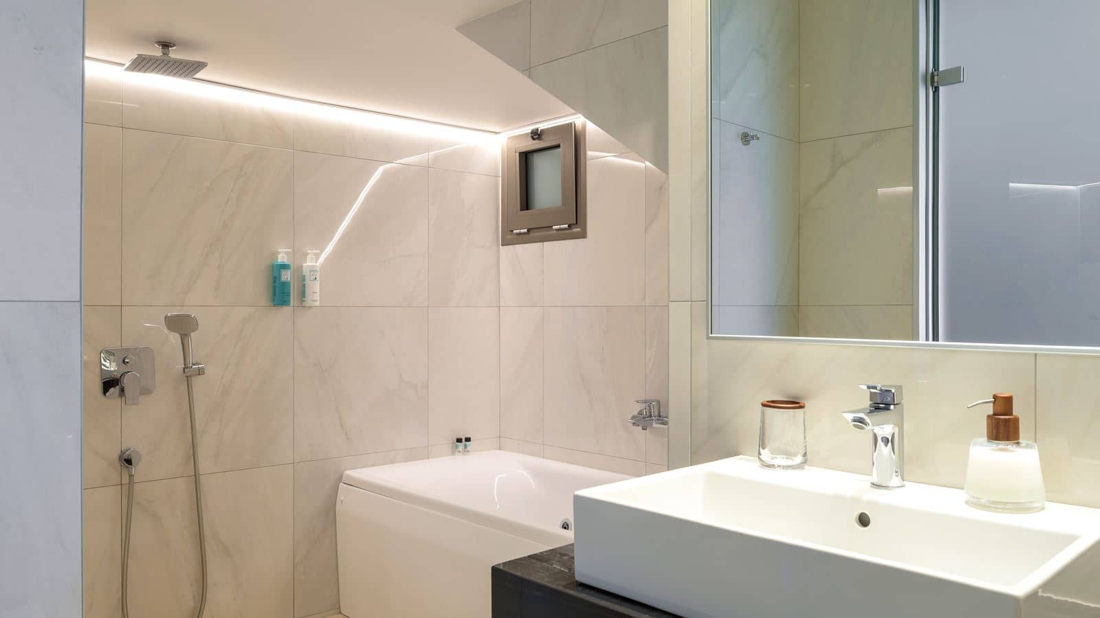 rooms-white-deluxe-suite-garden-view