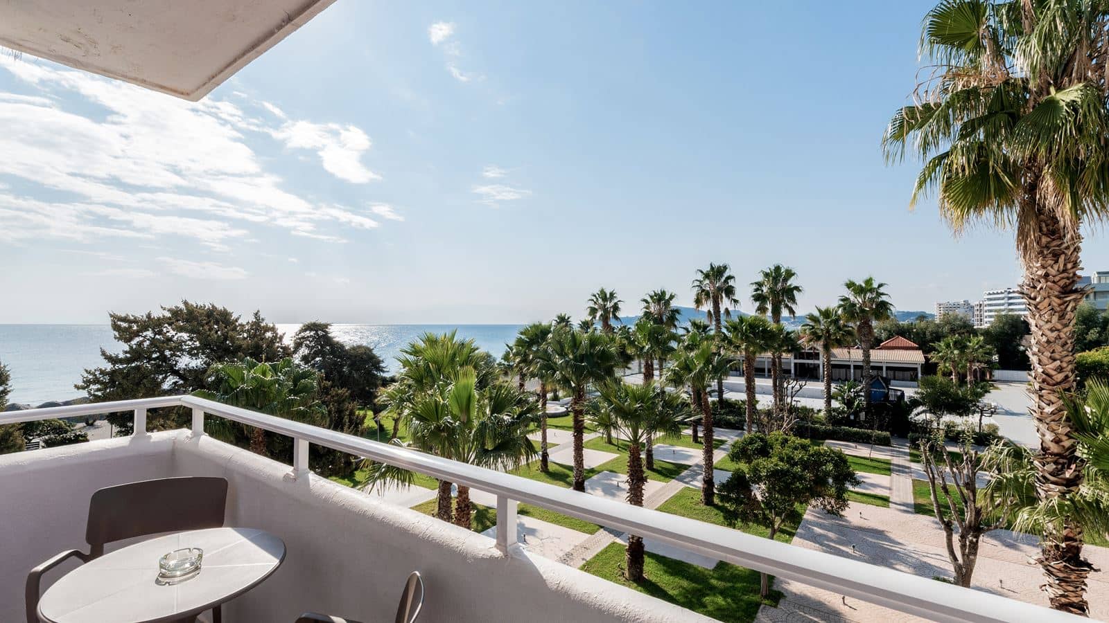 rooms-family--room-side-seaview-balcony
