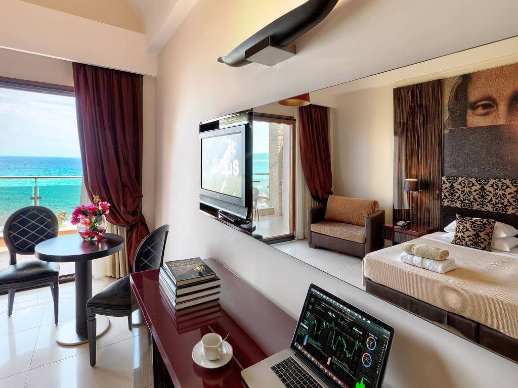 rooms-deluxe-room-side-sea-view