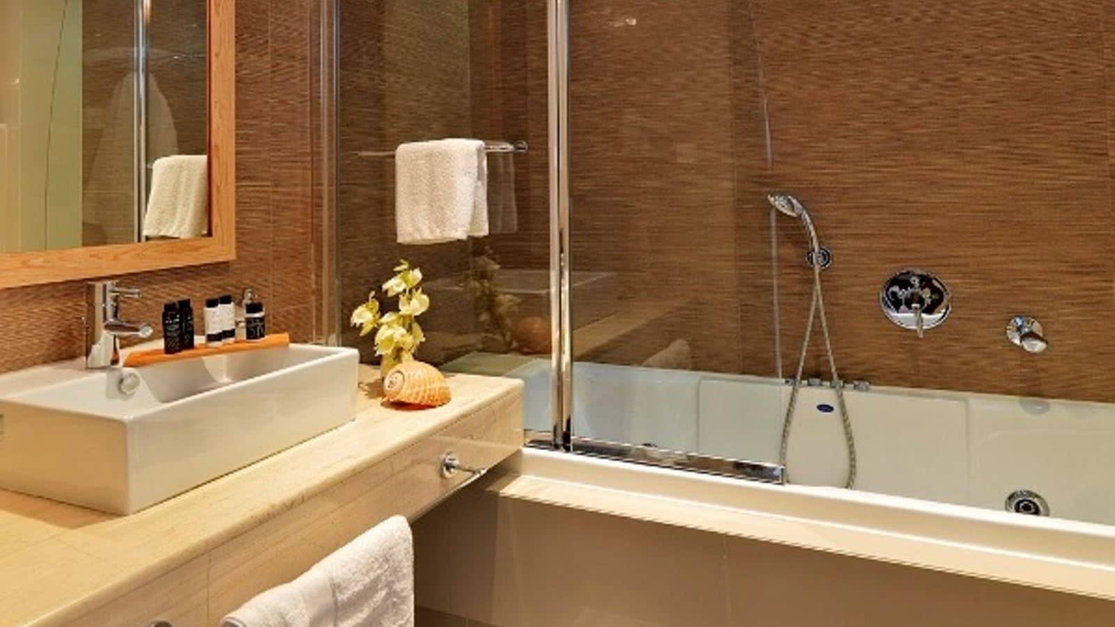 rooms-deluxe-room-side-sea-view