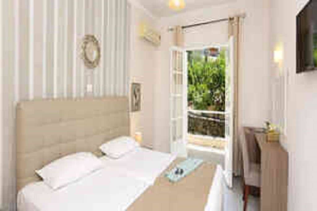 rooms-doubleroom-with-garden-view