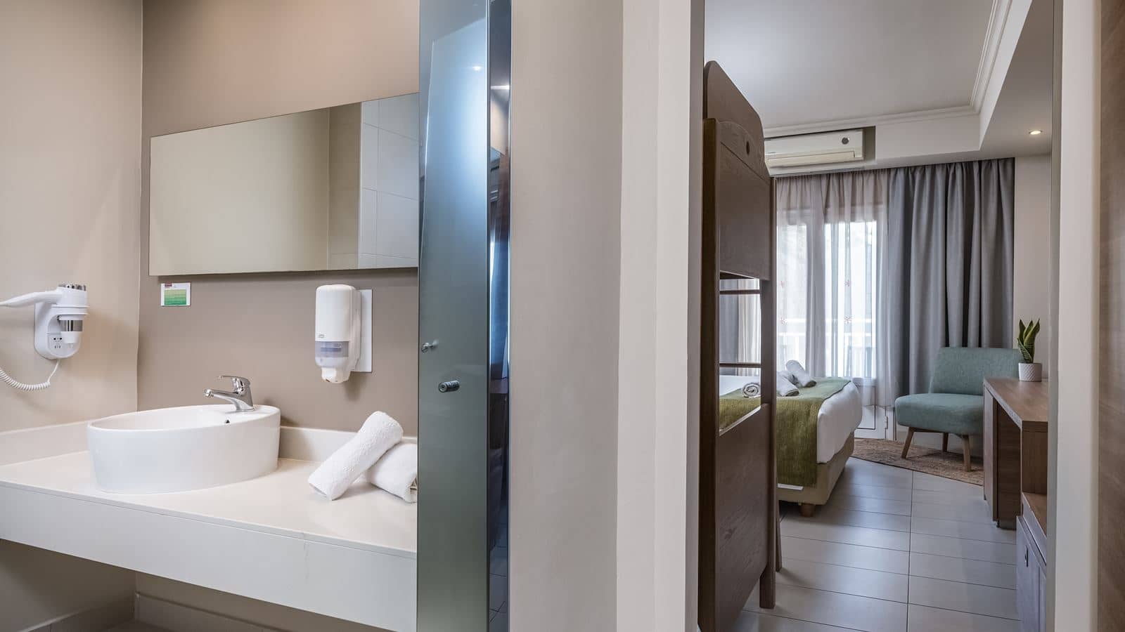 rooms-family-suite-garden-view-terrace-or-balcony