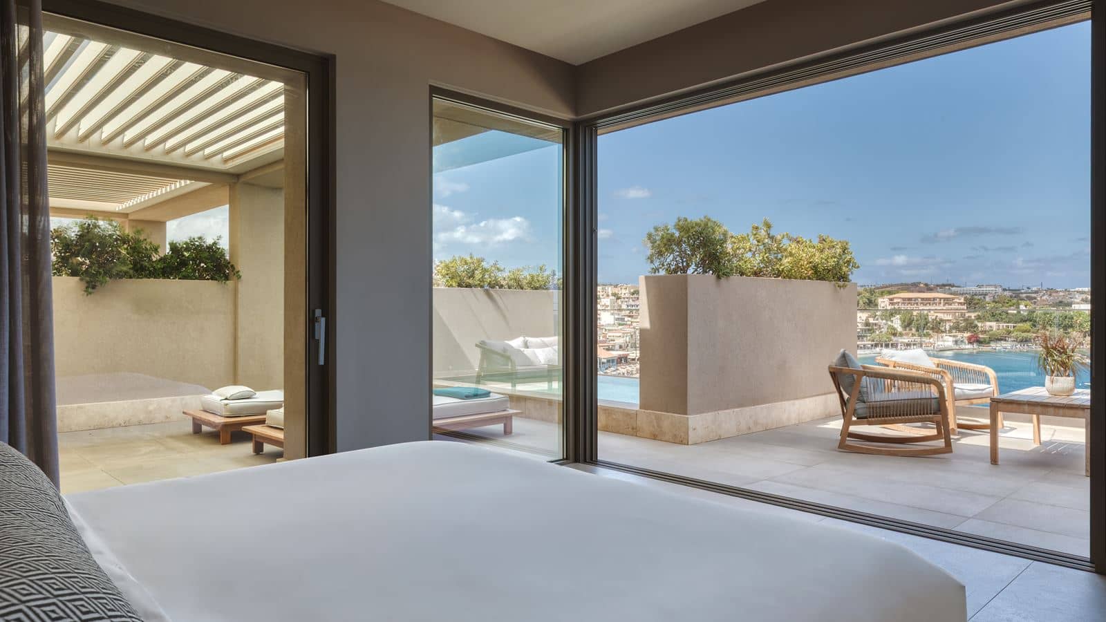 rooms-diamond-ambassador-suite-plunge-pool-sea-view