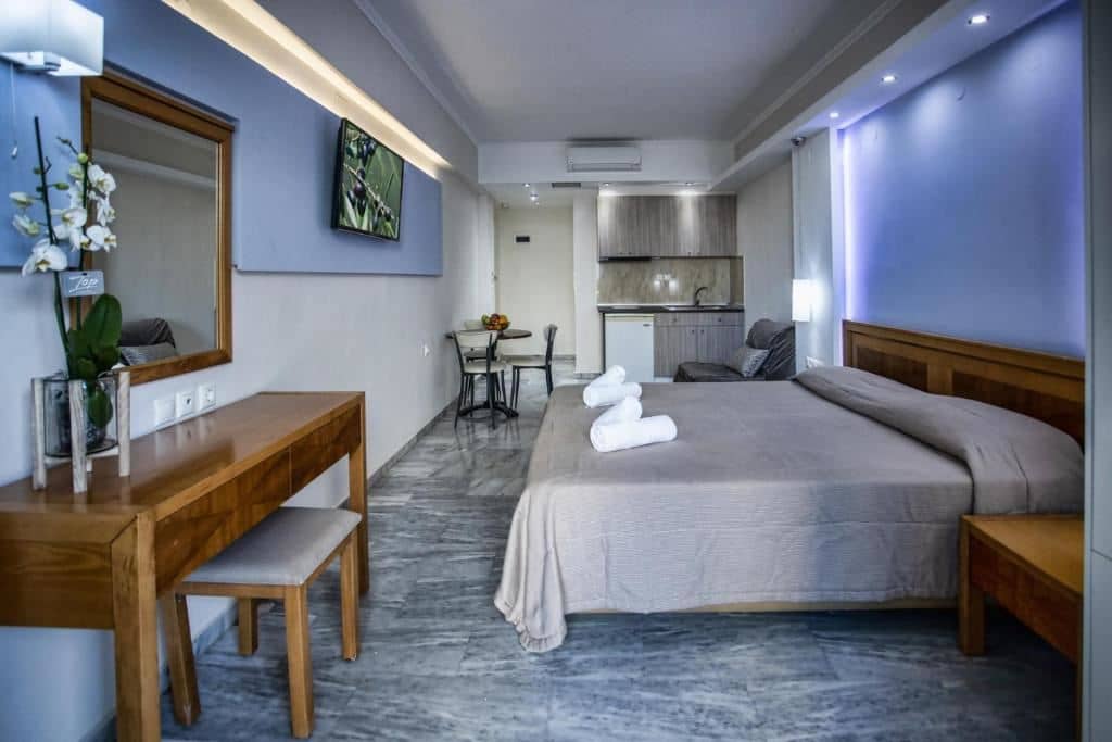 rooms-studio-pool-view-balcony