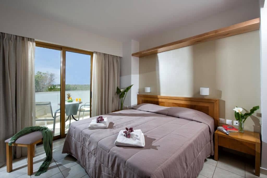rooms-studio-pool-view-balcony