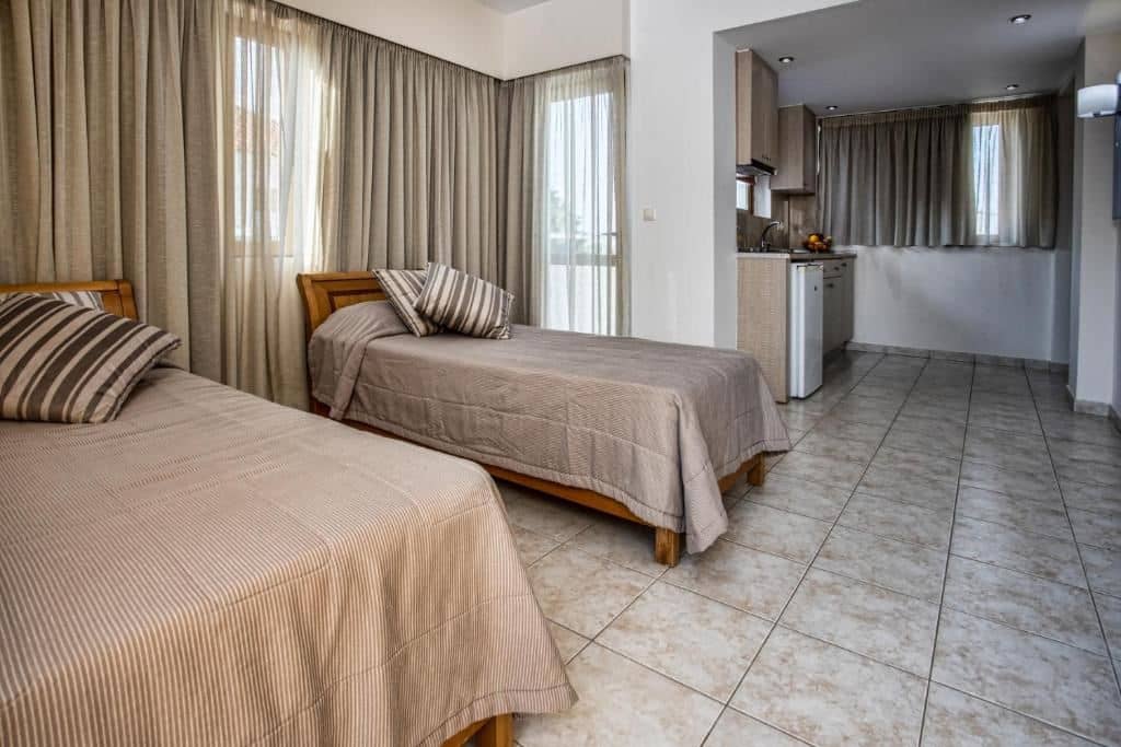 rooms-apartment-1-bedroom-poolview-balcony