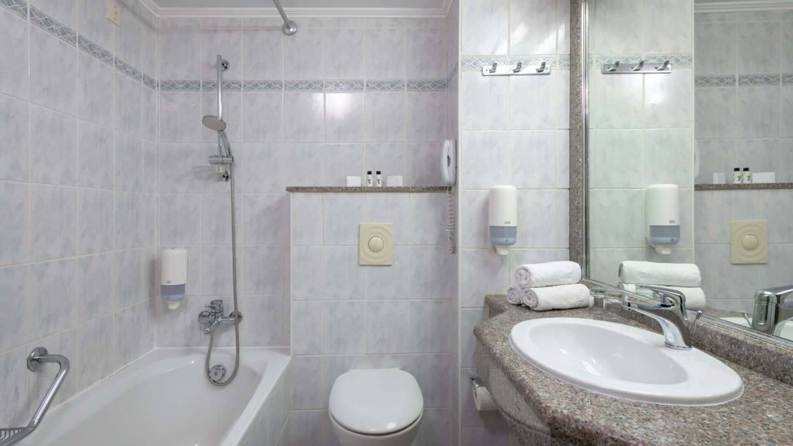 rooms-standard-guest-room-garden-view