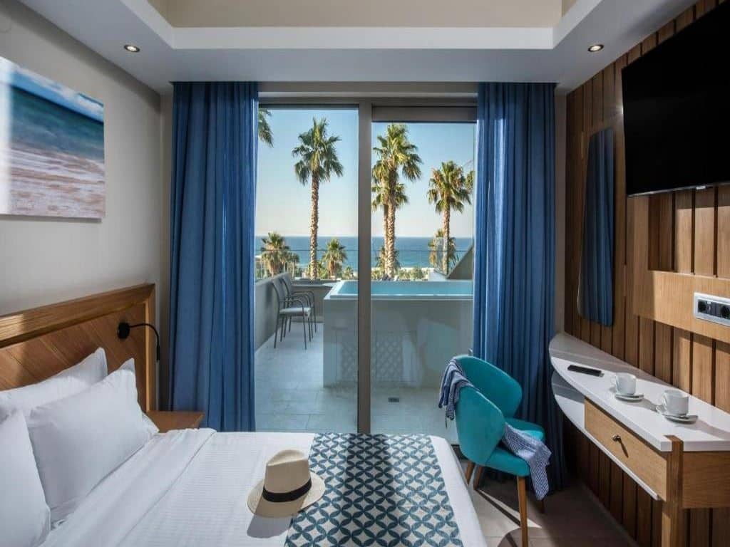 rooms-suite-with-outdoor-whirlpool
