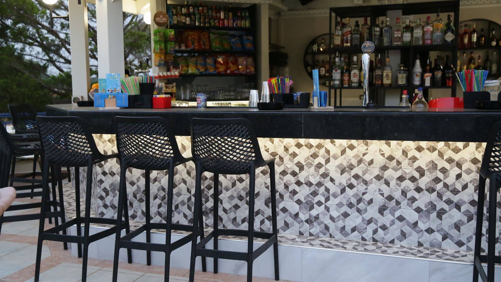 restaurants-pool-snack-bar