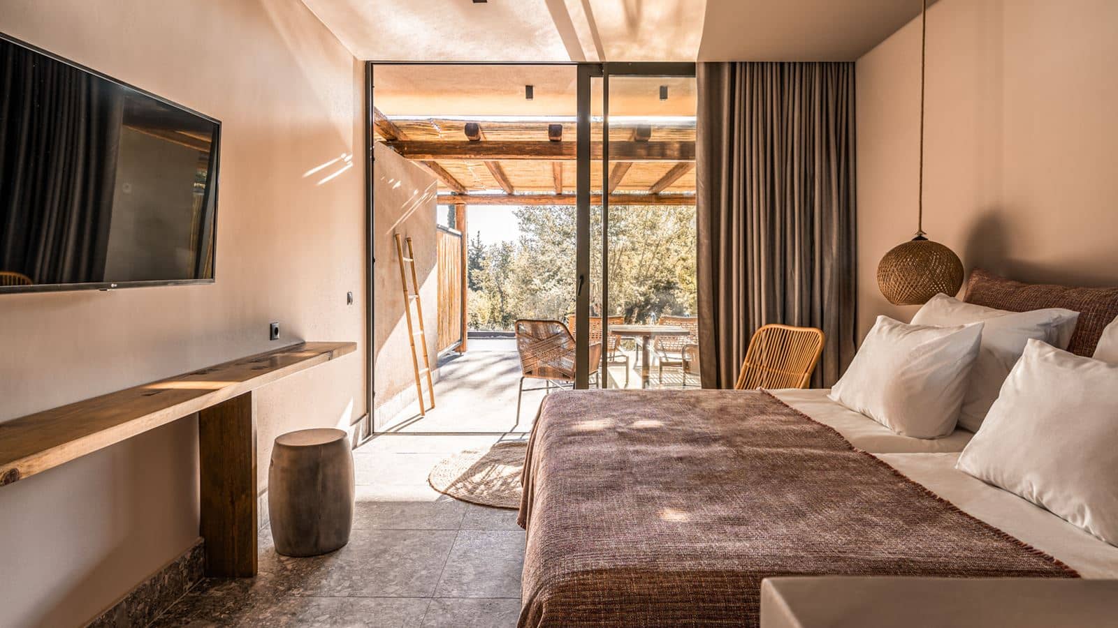 rooms-double-swim-up-pool-room