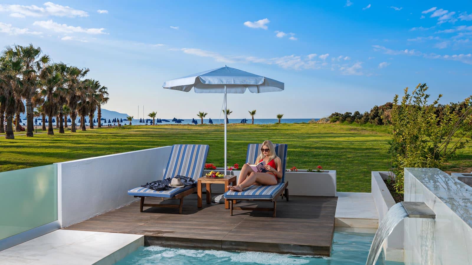rooms-deluxe-spa-suite-side-sea-view