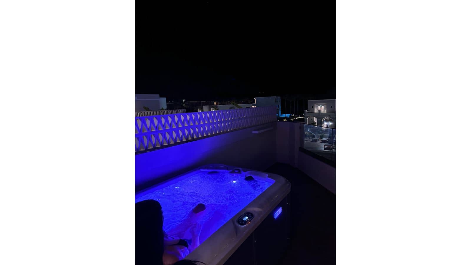 rooms-suite-deluxe-gardenview-jacuzzi