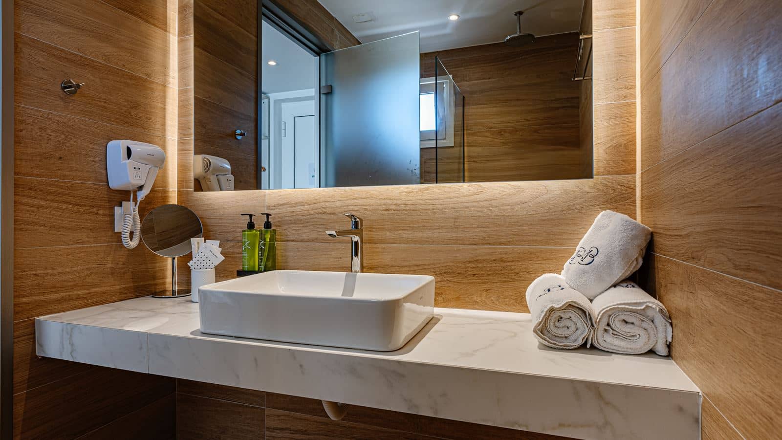 rooms-junior-suites-with-sundeck--pool-view