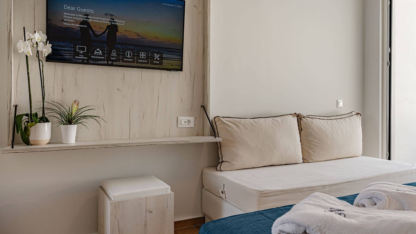 rooms-junior-suites-with-sharing-pool--pool-view