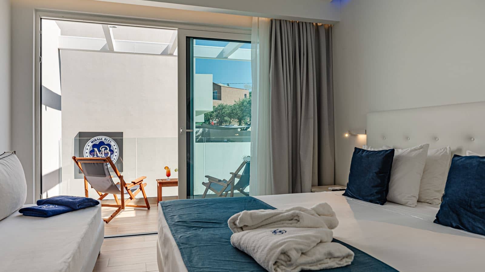rooms-junior-suites-for-single-use-with-sundeck--pool-view