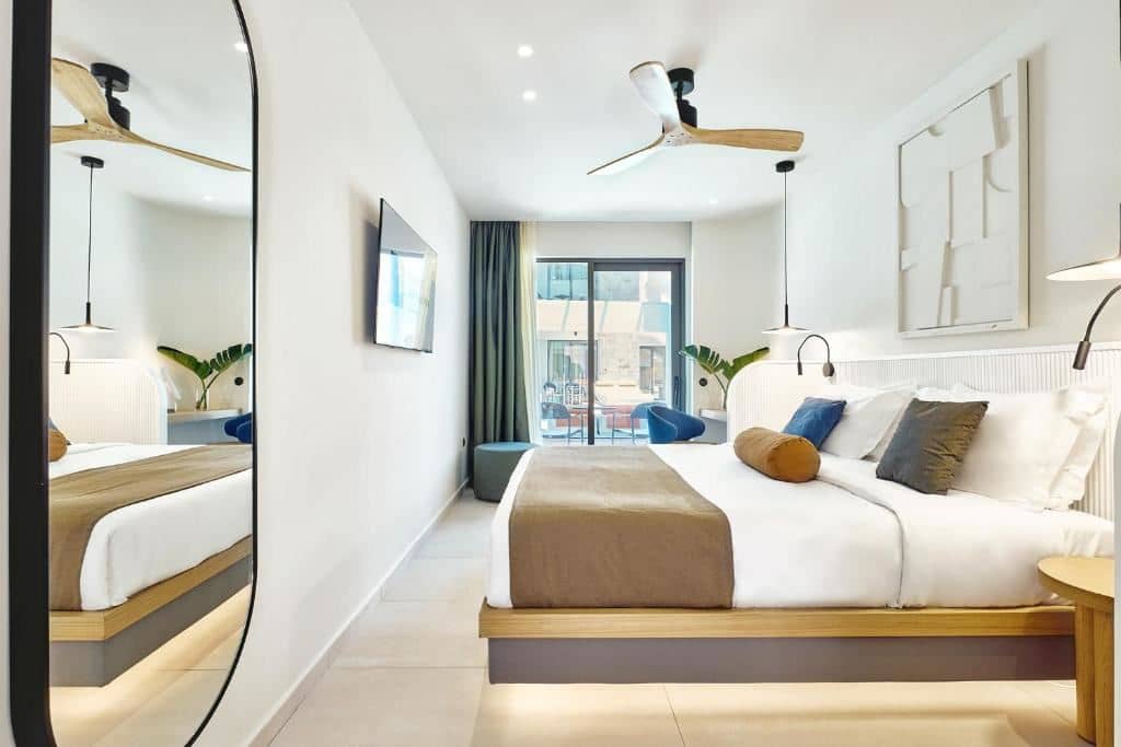 rooms-double-room-deluxe-swim-up-side-sea-view