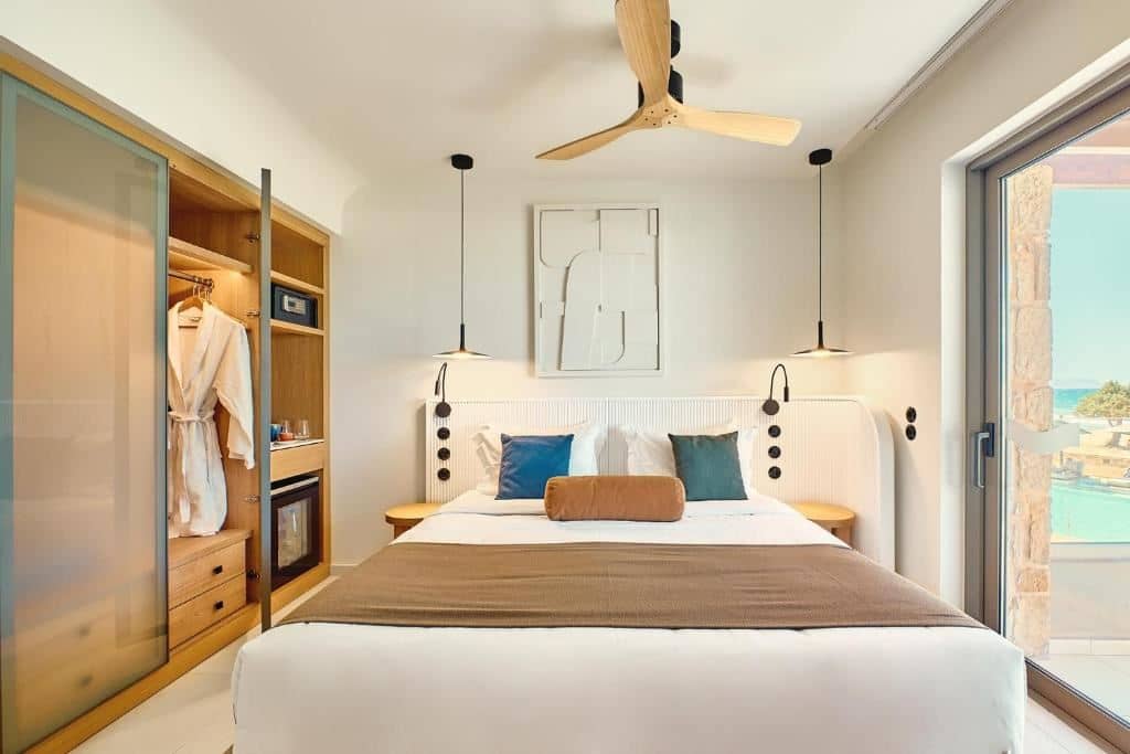 rooms-double-room-deluxe-side-sea-view