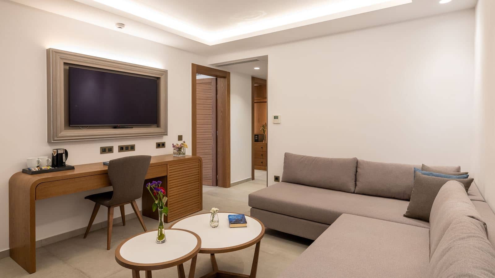 rooms-royal-family-suite-water-front
