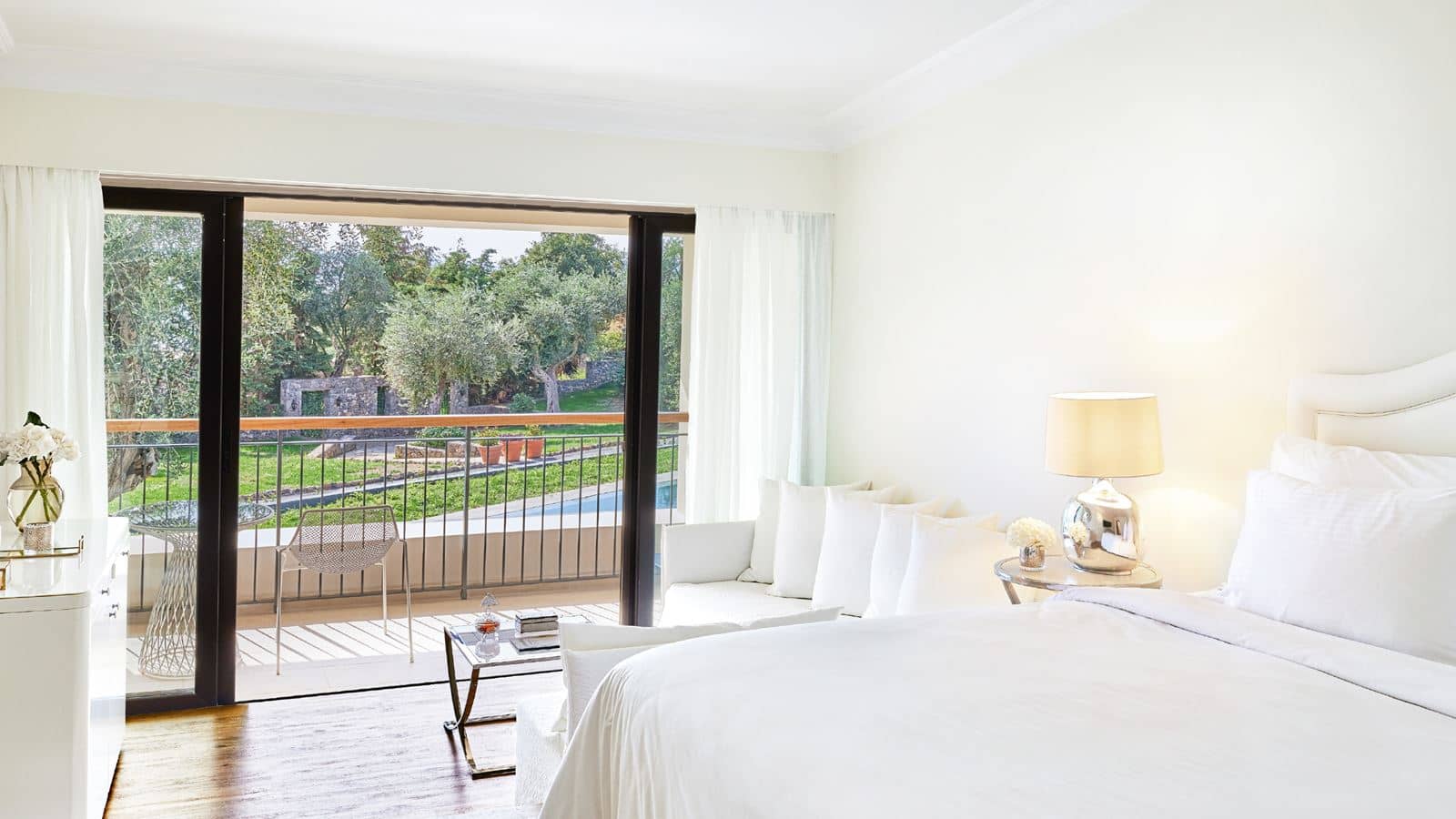 rooms-family-bungalow-open-plan-sharing-pool-1st-floor