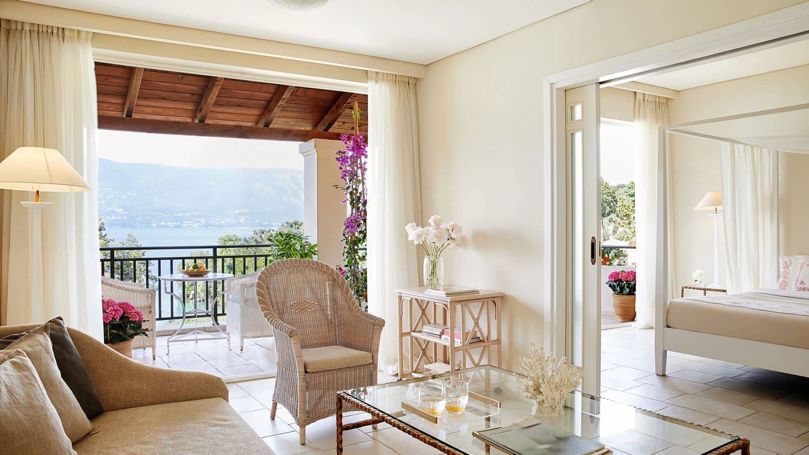 rooms-deluxe-bungalow-suite-side-sea-view