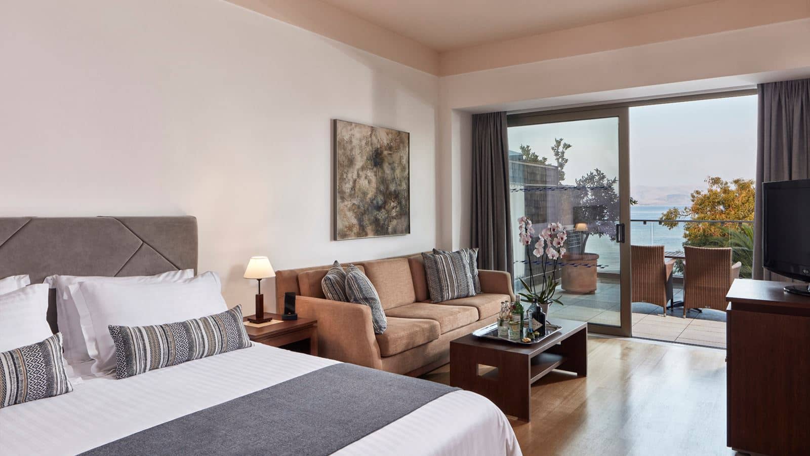 rooms-deluxe-1-bedroom-suite-sea-view-main-building