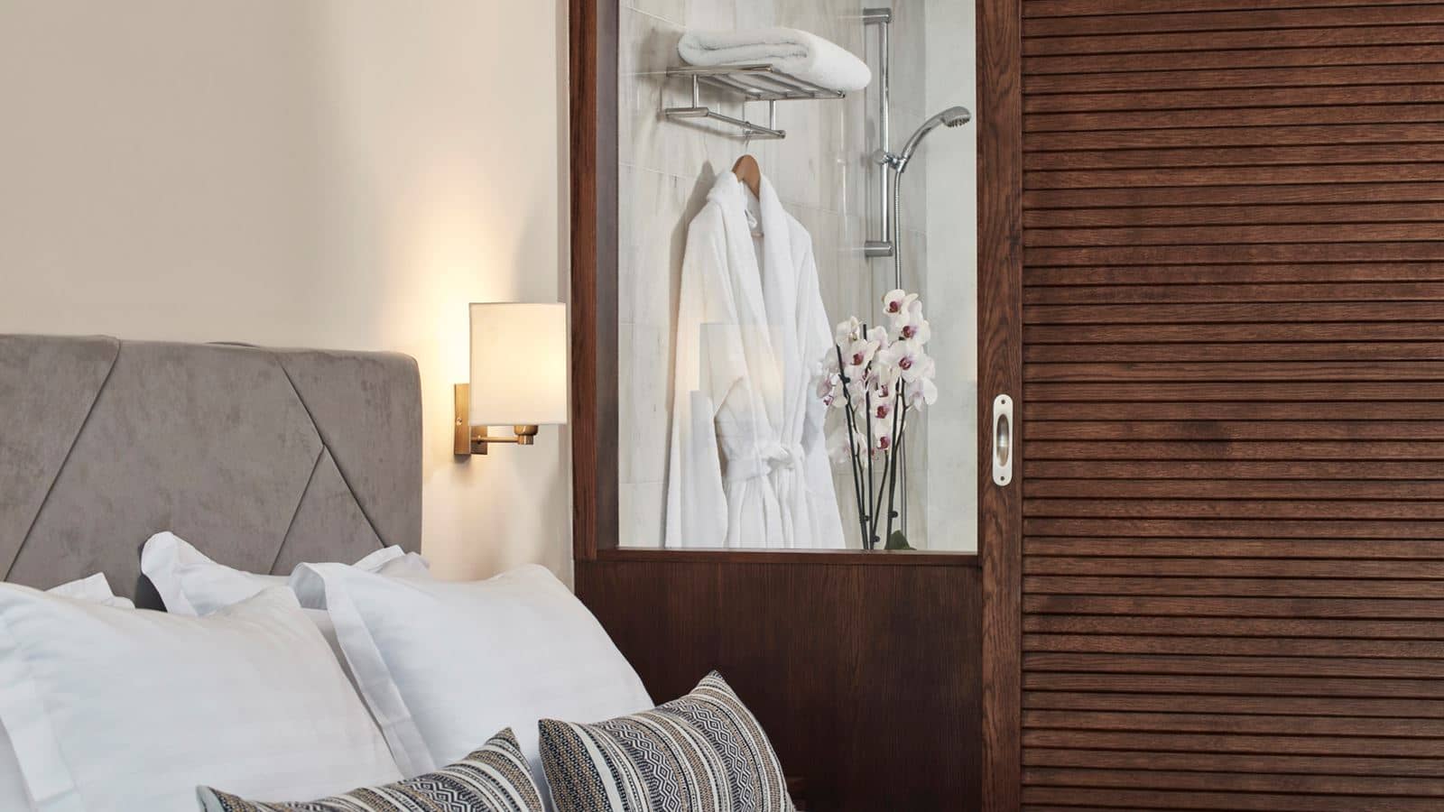 rooms-junior-suite-bungalow-sea-front-with-private-pool