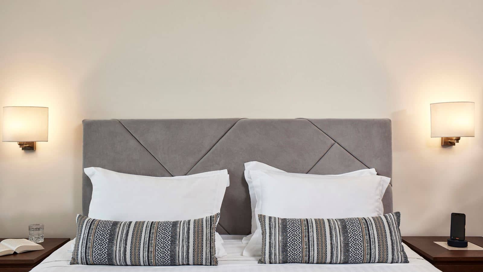 rooms-junior-suite-bungalow-sea-front-with-private-pool