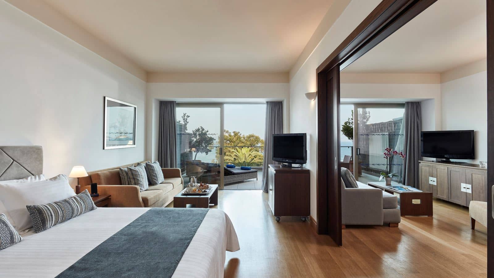 rooms-executive-2-bedroom-suite-sea-view-main-building
