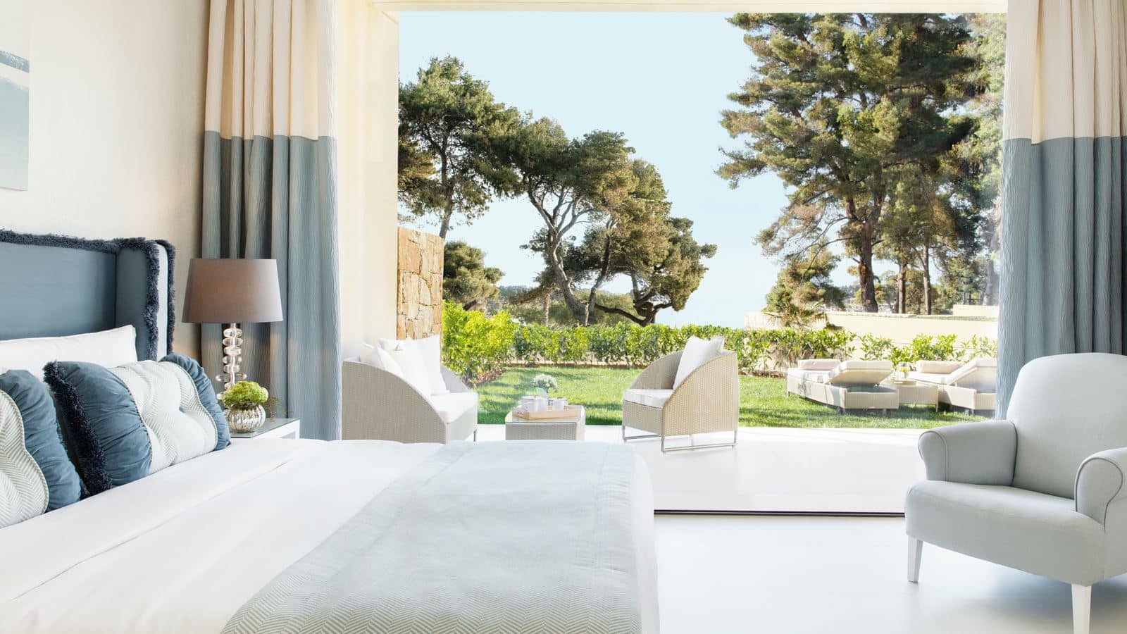 rooms-one-bedroom-bungalow-suite-private-garden-pool-view
