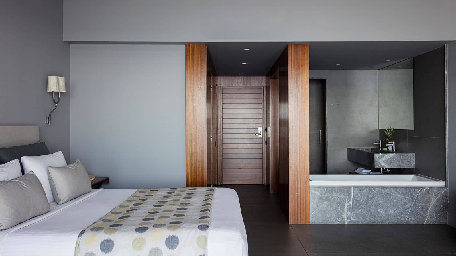 rooms-deep-blue-deluxe-waterfront-junior-bungalow-suite
