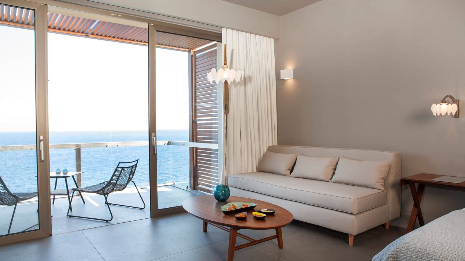 rooms-deep-blue-deluxe-waterfront-junior-bungalow-suite