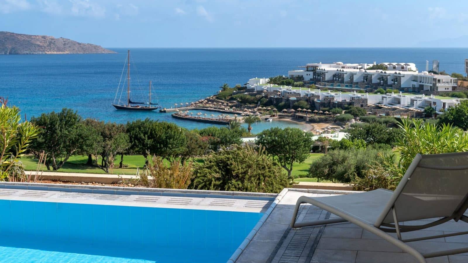rooms-superior-onebedroom-suite-sea-view--shared-pool