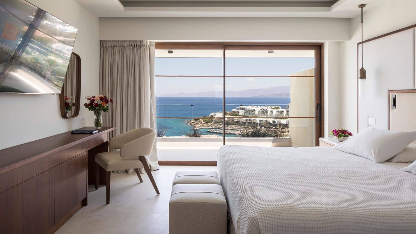 rooms-premium-family-1bedroom-suite-sea-view--individual-pool