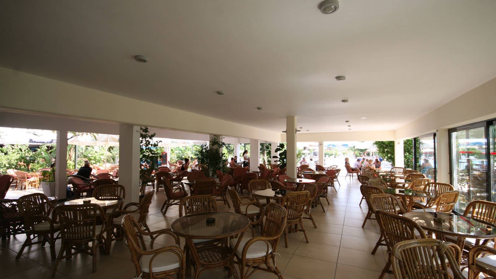 restaurants-pool--snack-bar